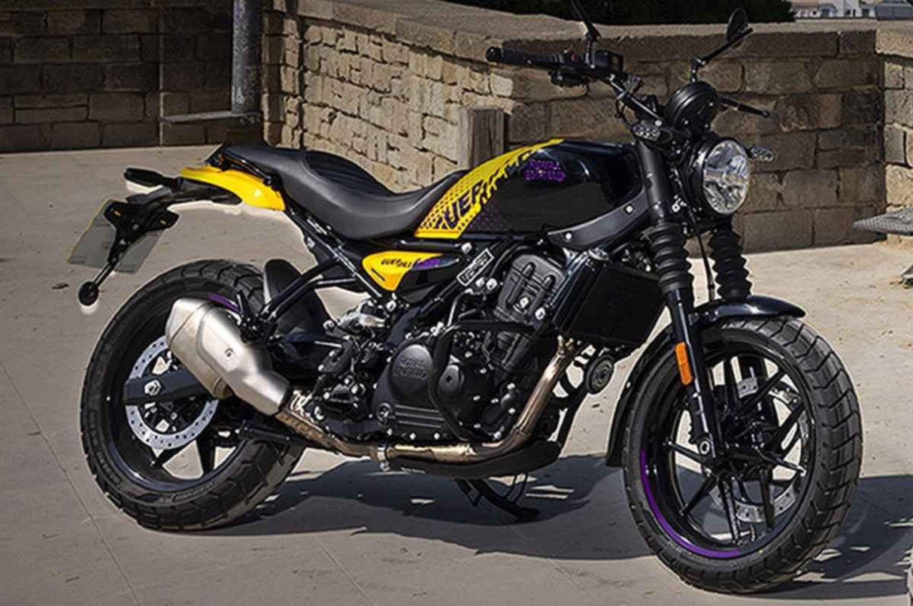 Royal Enfield Guerrilla 450 modelo 2024 amarela e roxo de lado estática em frente ao prédio