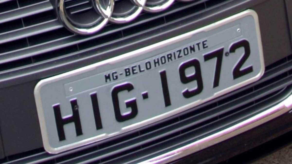 Placa cinza trazia as tarjetas