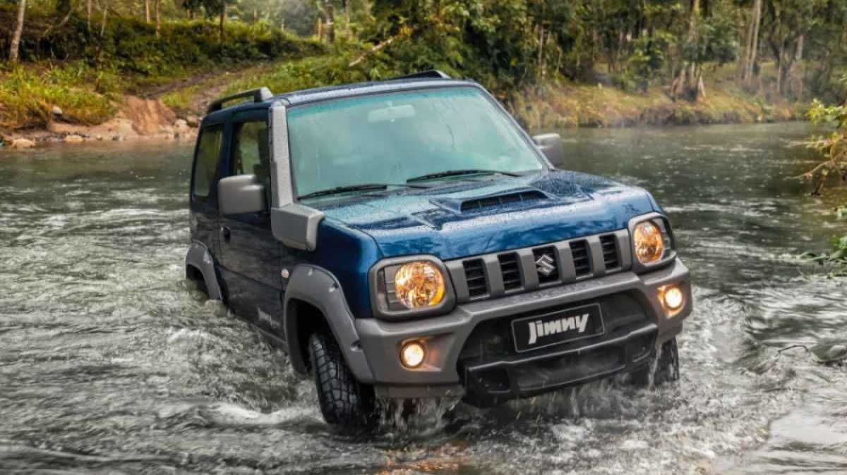 Suzuki Jimny 4x4 modelo 2019 azul de frente em movimento atravessando riacho