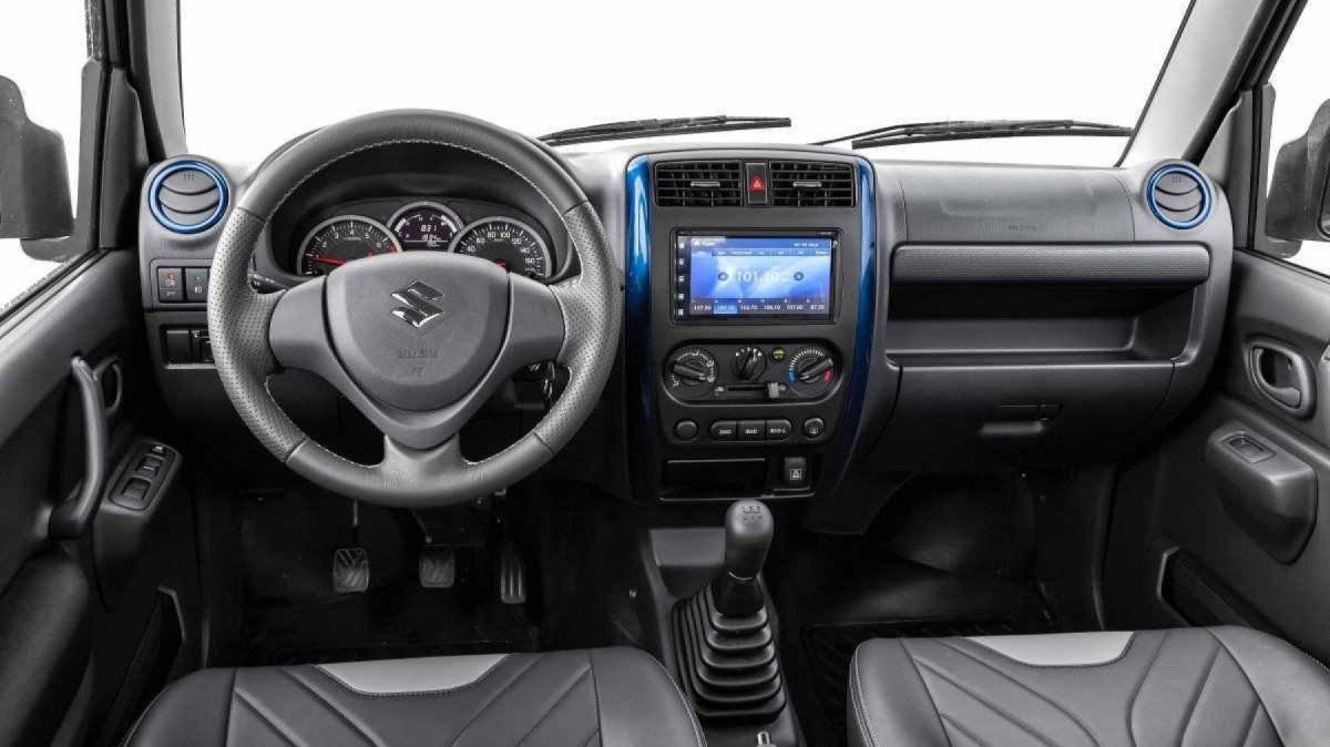 Suzuki Jimny 4x4 modelo 2019 azul interior painel volante bancos dianteiros estático no estúdio