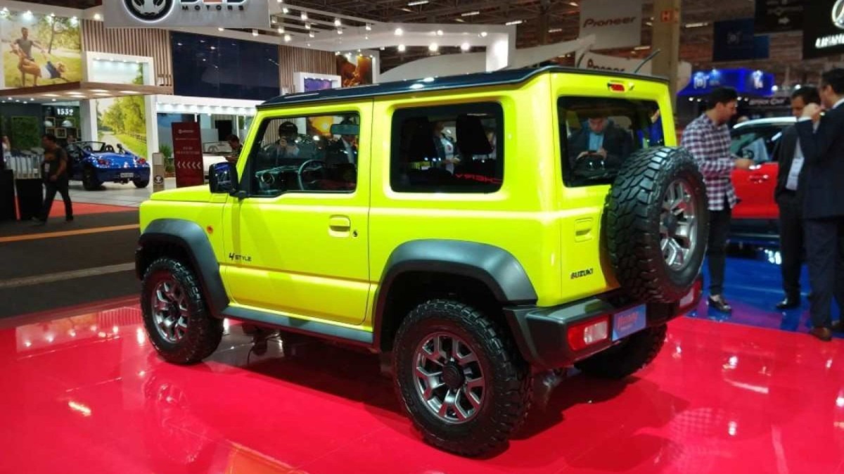 Suzuki Jimny 4x4 modelo 2019 verde limão de traseira estático no Salão do Automóvel de São Paulo de 2018