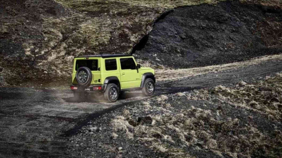 O Suzuki Jimny ainda usa tração 4x4 reduzida com até 15 combinações de marchas