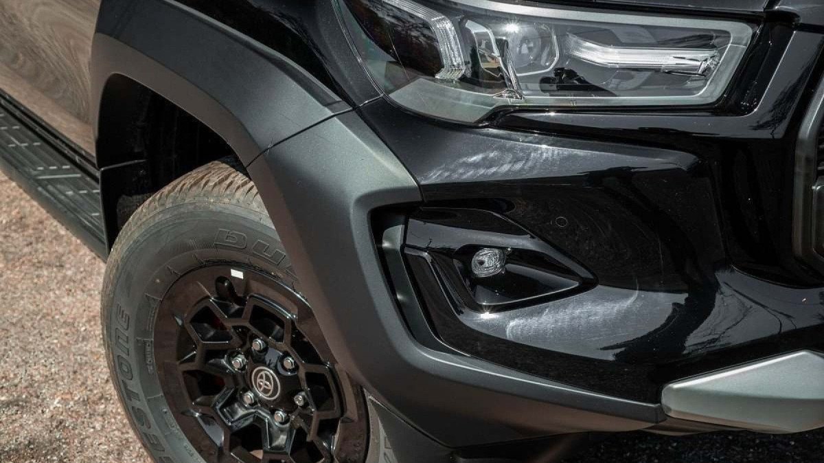 Moldura plástica no para-lama é funcional, pois a Toyota Hilux GR-Sport tem bitolas mais largas