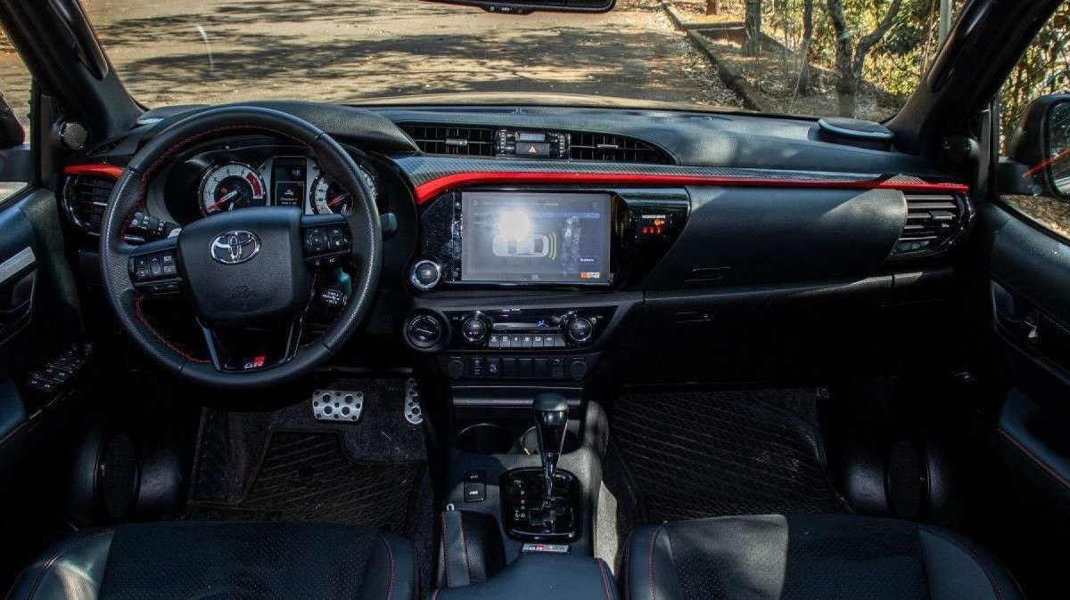 Interior da Toyota Hilux GR-Sport, em foto que mostra todo o painel