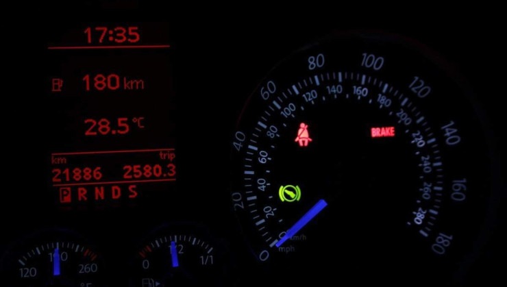Painel de instrumentos de carro, com hod&ocirc;metro em destaque