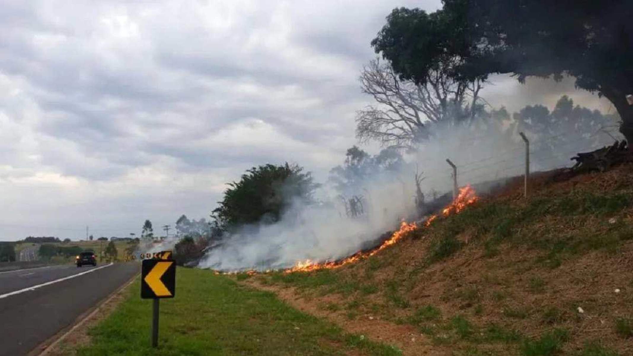 Queimado na beira da estrada com fogo e fumaça