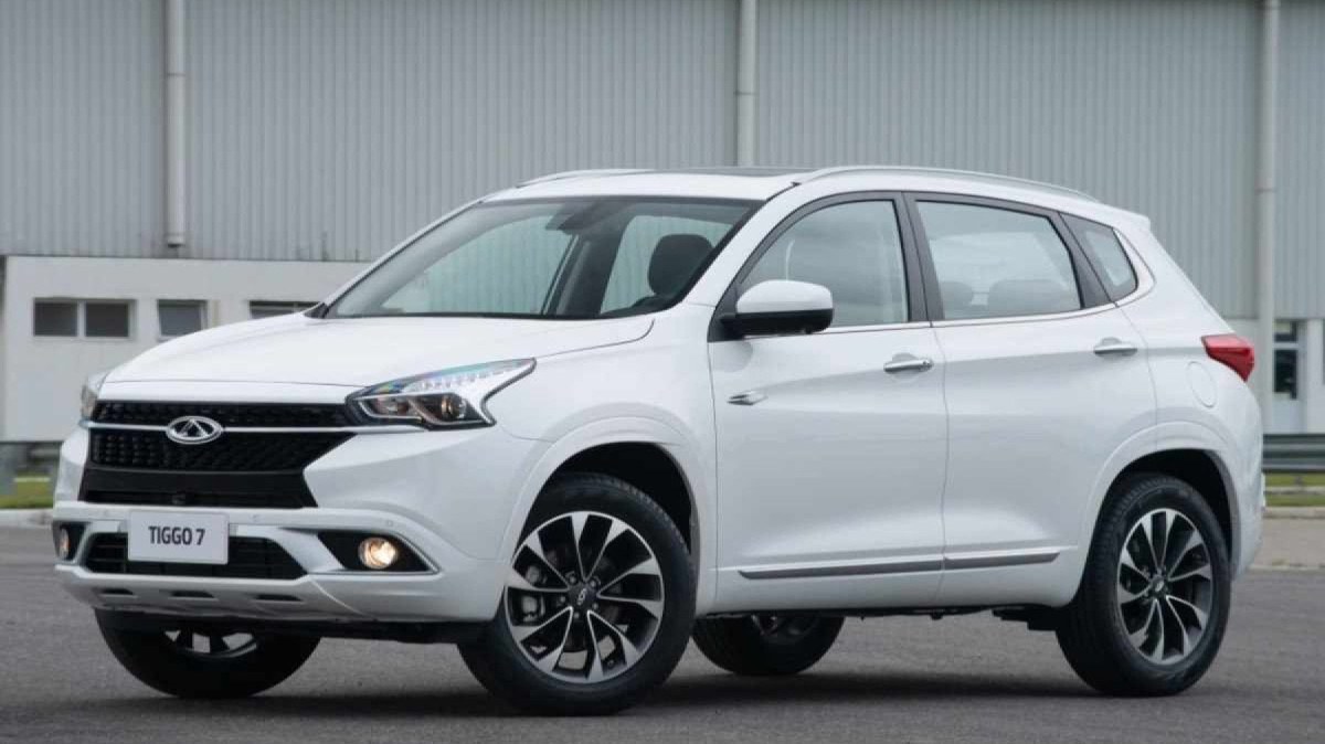 Caoa Chery Tiggo 7 modelo 2019 branco de frente estático no asfalto