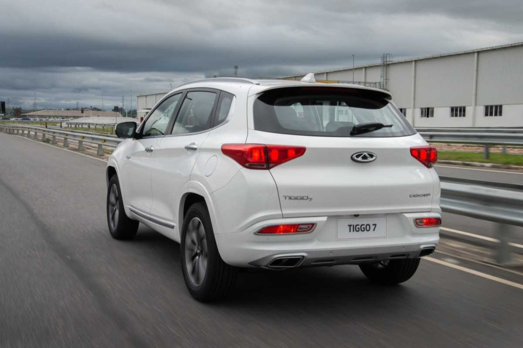 Caoa Chery Tiggo 7 modelo 2019 branco de traseira em movimento no asfalto