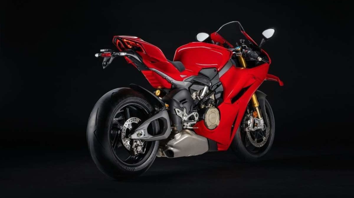 Ducati Panigale V4 S 2025 vista traseira estática vermelha no estúdio