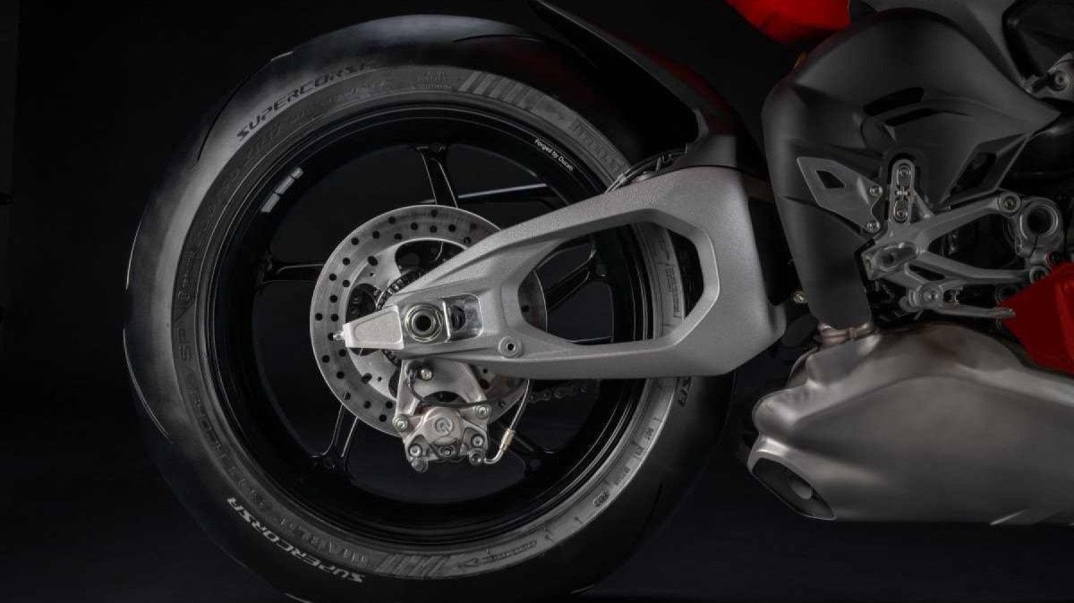 Detalhe estático da roda traseira vermelha Ducati Panigale V4 S 2025 no estúdio