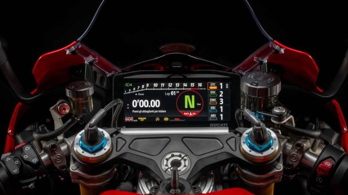 Detalhe vermelho Ducati Panigale V4 S 2025 do painel digital colorido e guidão no estúdio