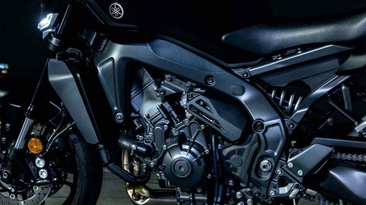 Yamaha MT-09 Y-AMT modelo 2024 lado estático preto detalhando o motor em estúdio