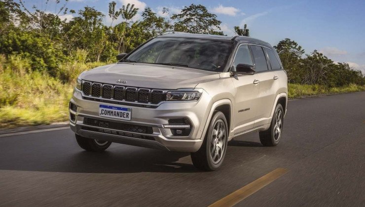 Jeep Commander branco, de frente, em movimento em via asfaltada