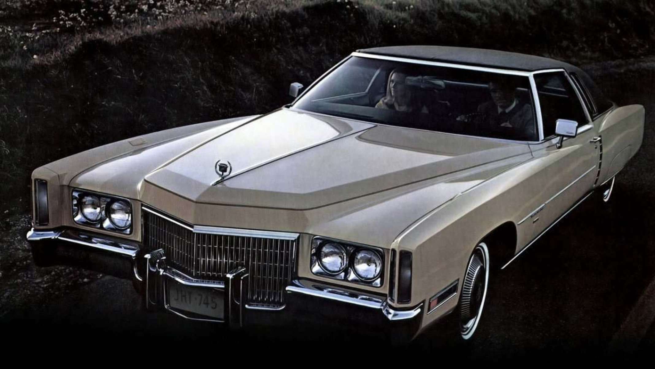 Cadillac Eldorado branco, de frente, com casal dentro