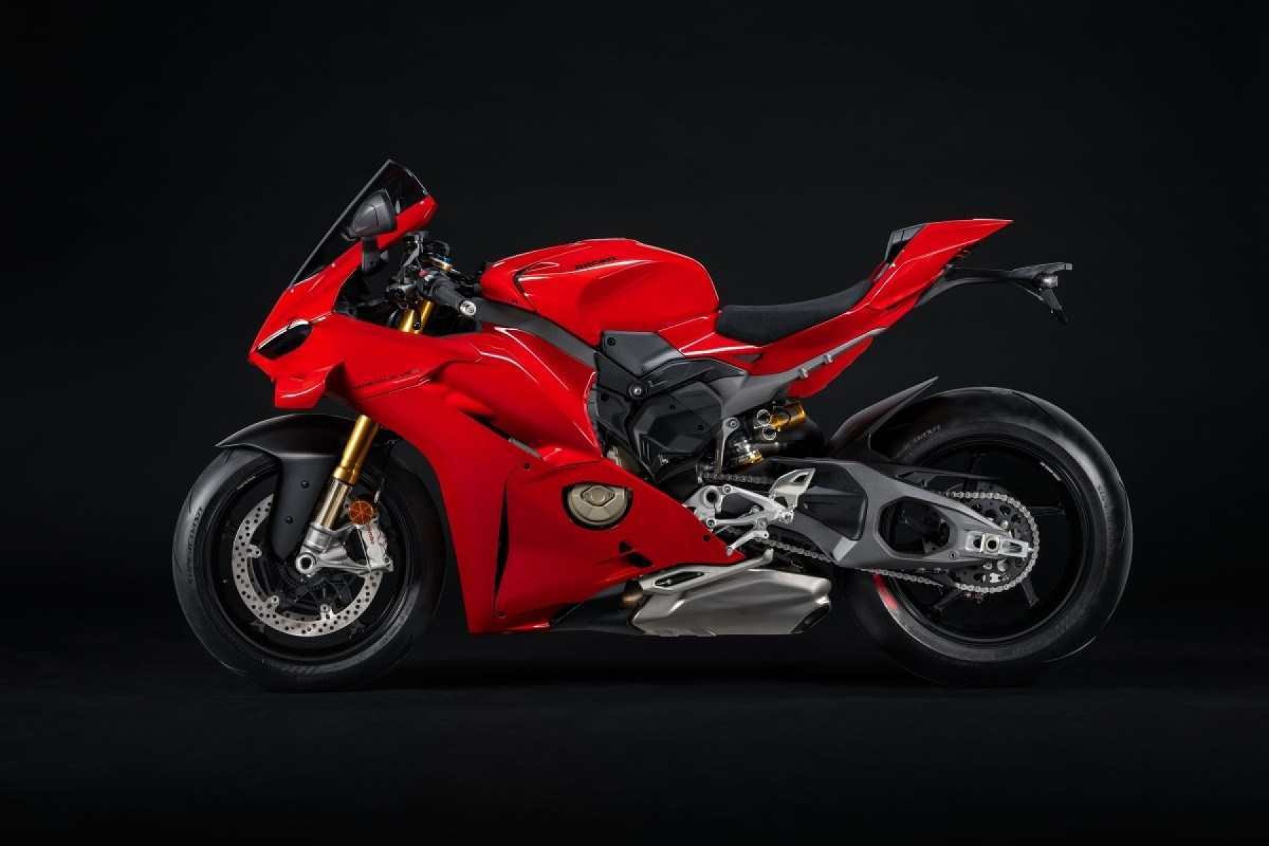 Ducati Panigale V4 S 2025 vermelha de lateral estática no estúdio