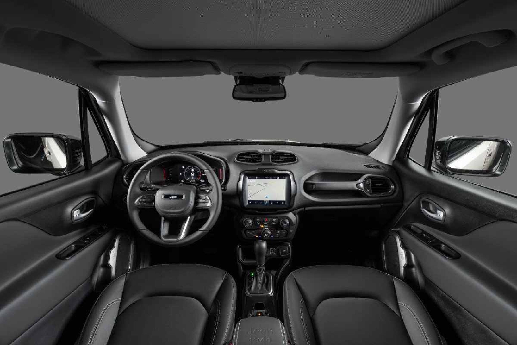 Jeep Renegade modelo 2025 interior painel multimídia volante e bancos dianteiros no estúdio