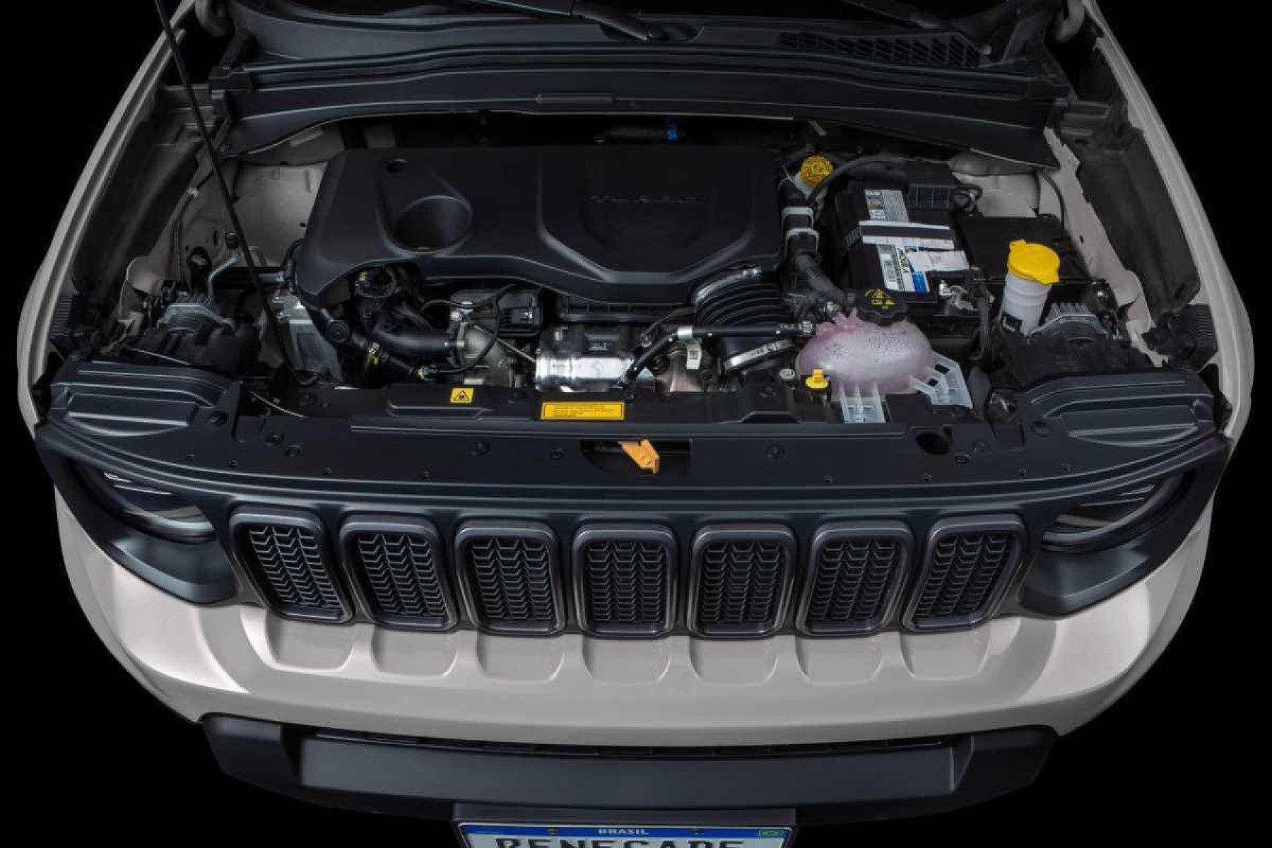 Jeep Renegade modelo 2025 cofre do motor aberto no estúdio