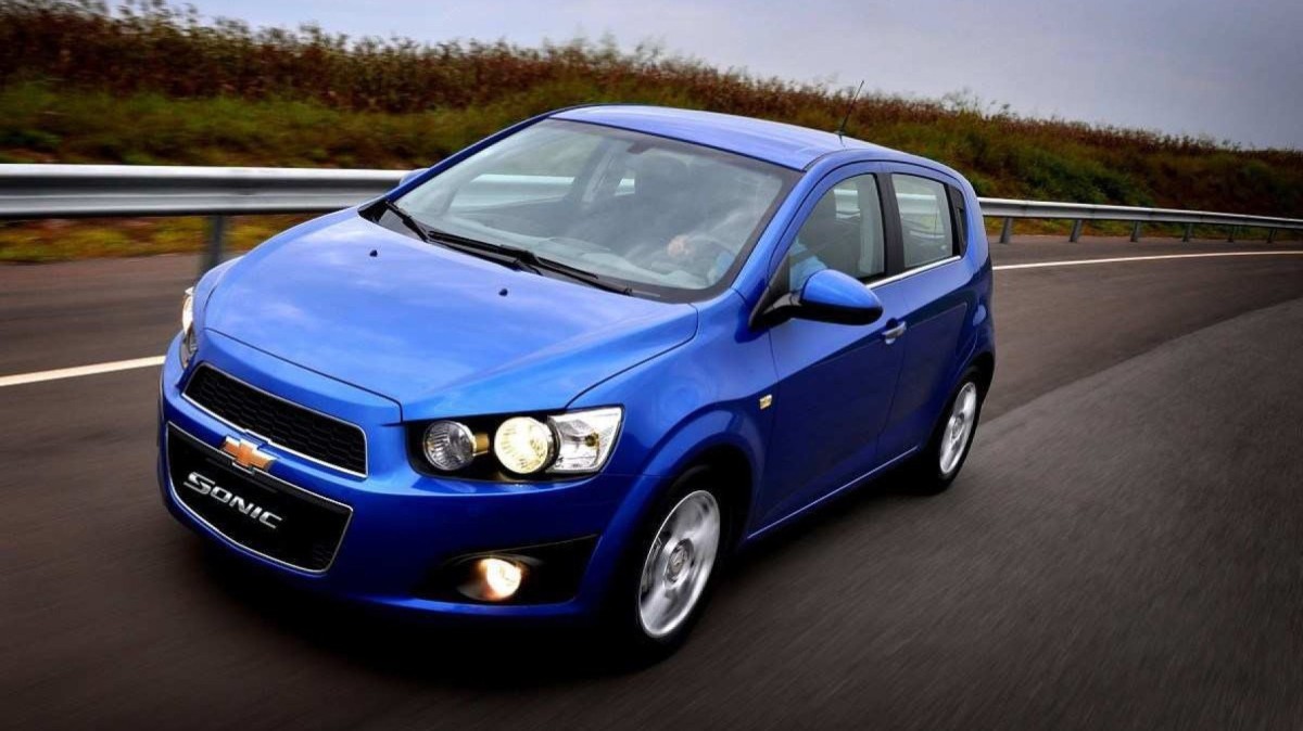 Chevrolet Sonic hatch LTZ 2012 azul, de frente, em movimento em via asfaltada