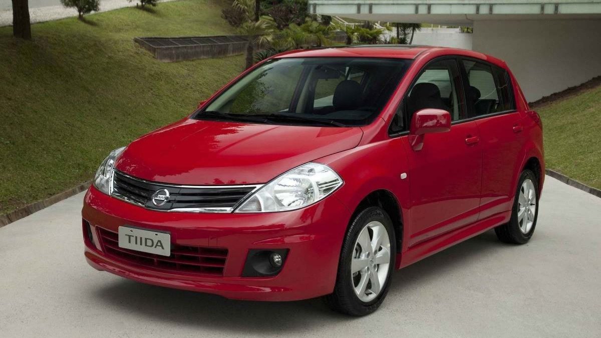 Nissan Tiida 2012 vermelho, de frente, estacionado