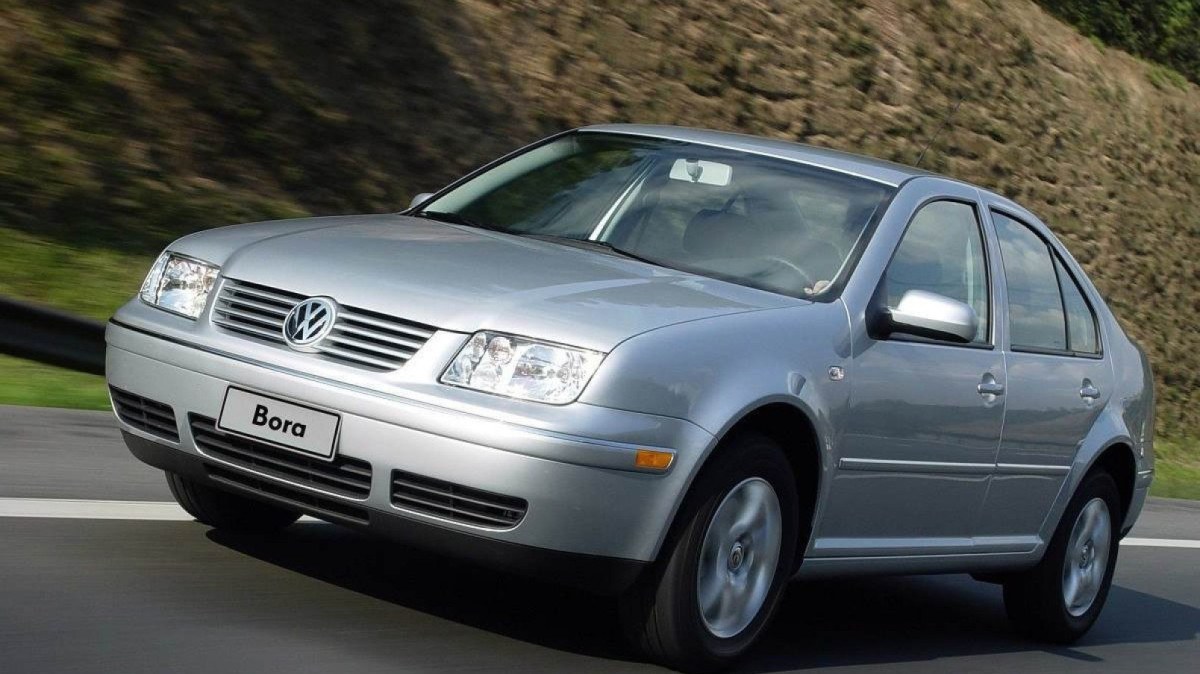 Volkswagen Bora 2005 prata, de frente, em movimento em via asfaltada