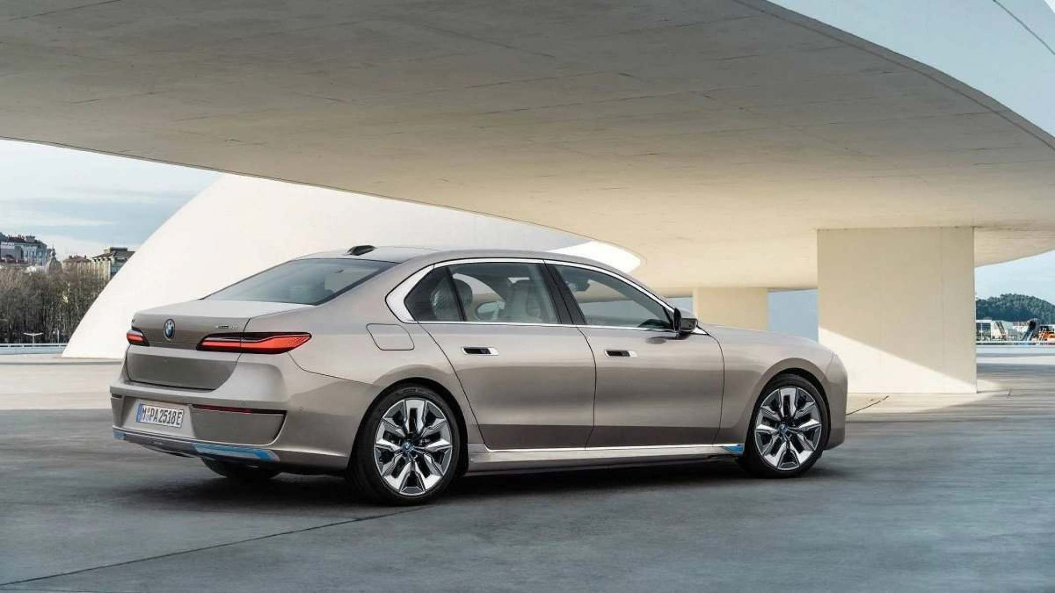 Traseira prateada do BMW i7 parada no asfalto