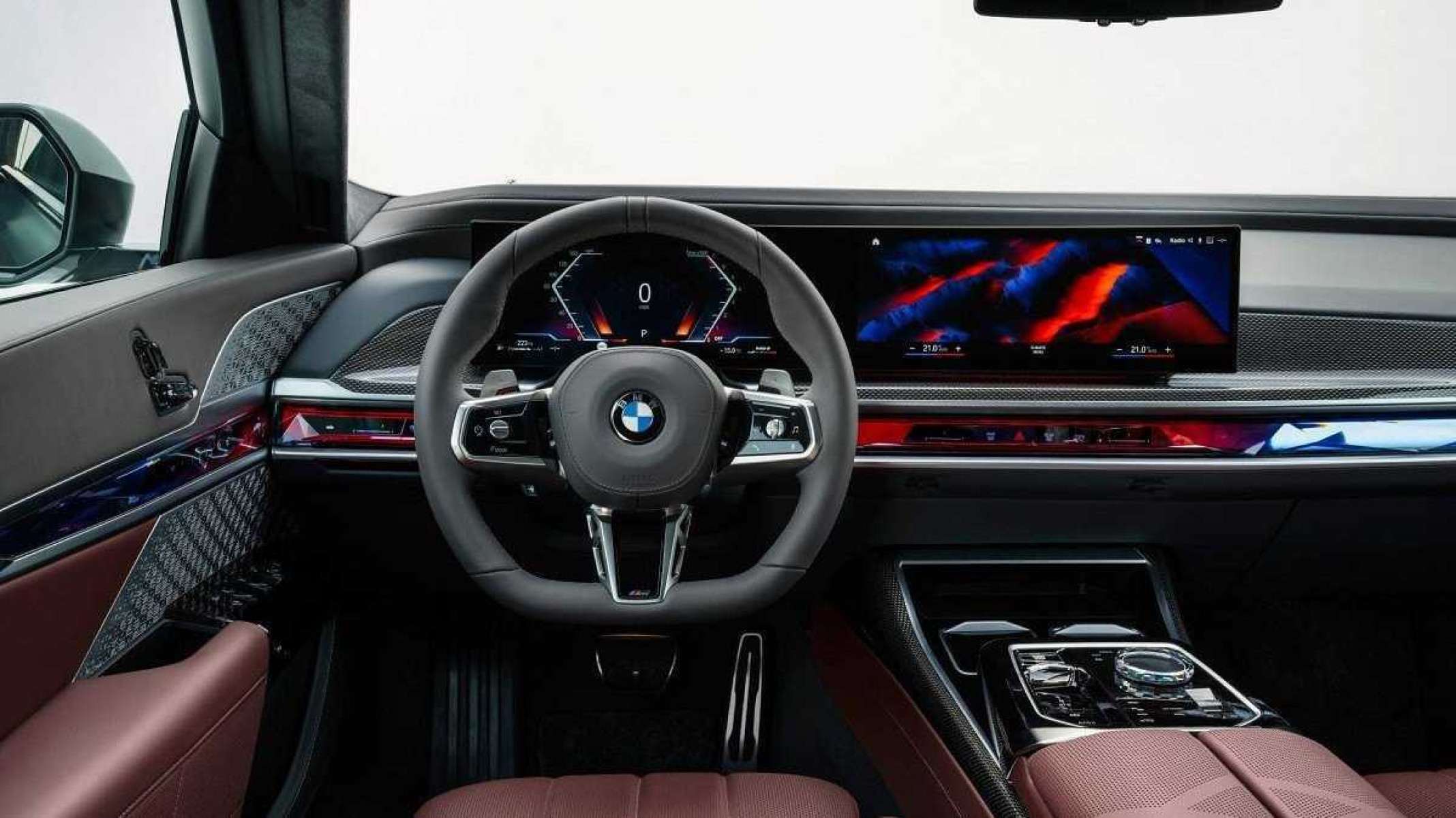 Painel de BMW i7 com bancos em vermelho painel digital e volante