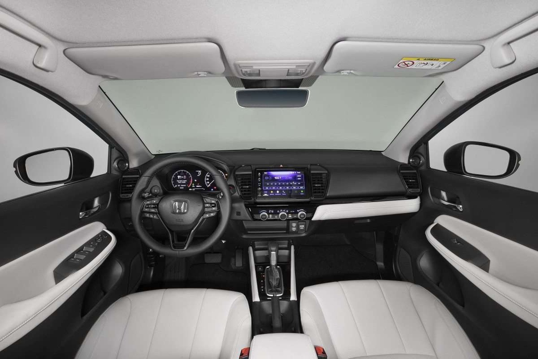 Painel interno do modelo Honda City 2022 com bancos do volante multimídia e laterais em detalhes em branco e preto no estúdio