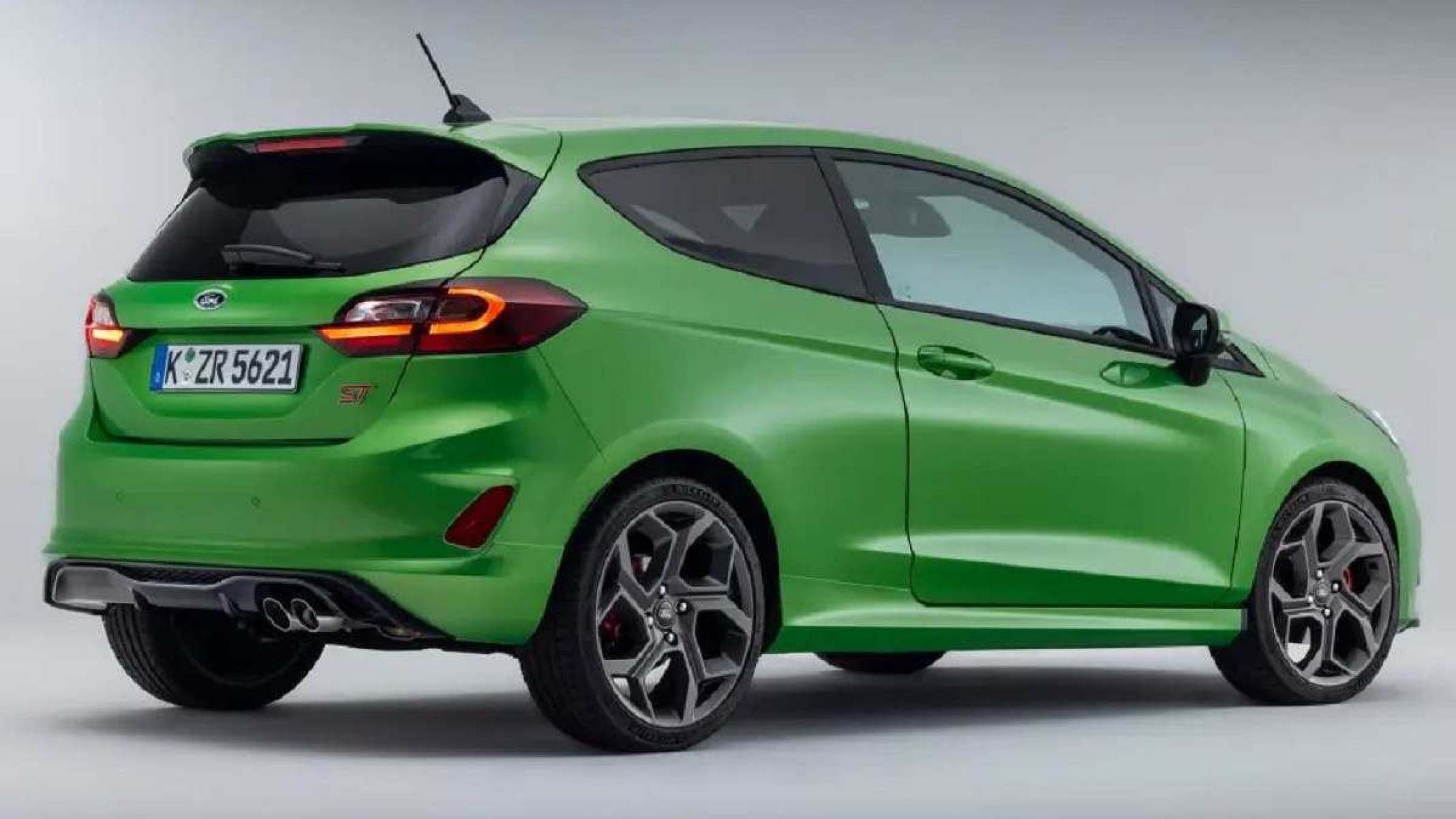 Ford Fiesta verde de traseira estático no estúdio em fundo cinza