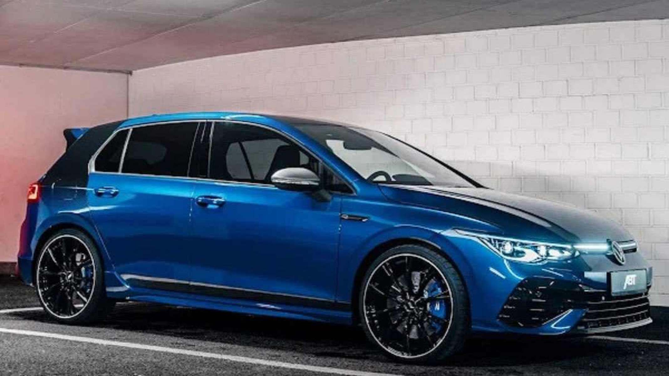 Volkswagen Golf Mk8 azul de lateral parado em vaga de garagem com paredes brancas