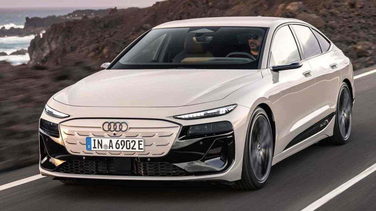 Frente imponente do Audi A6 e-tron com entradas de ar laterais, grade fechada e faróis tridimensionais