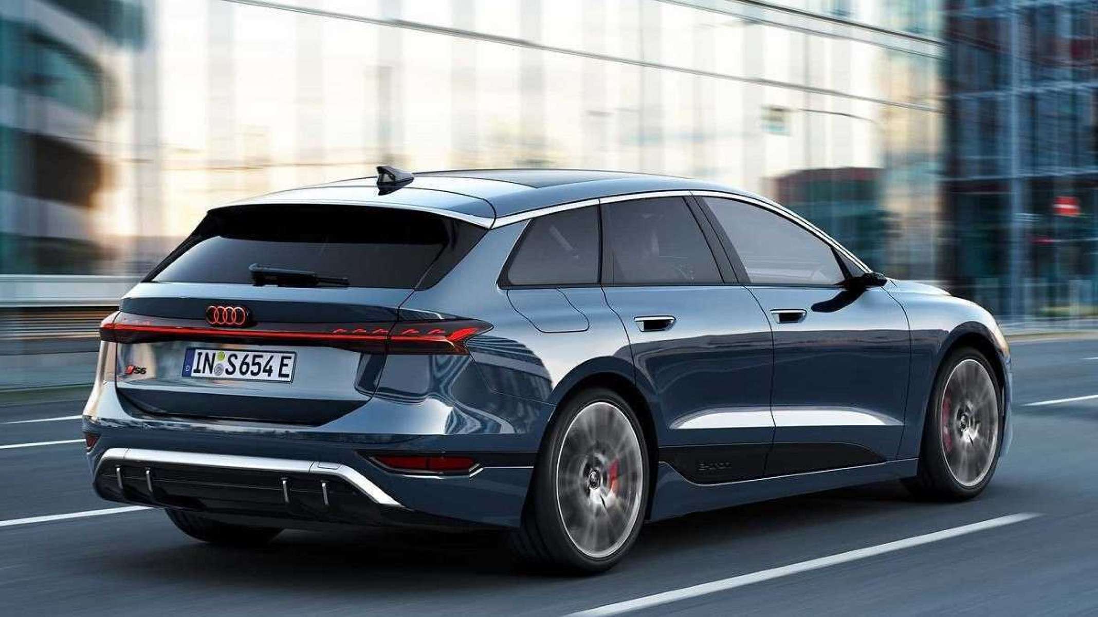 Traseira de Audi A6 e-tron Sportback cinza esuro em movimento em rua asfaltada com prédio de vidro ao fundo