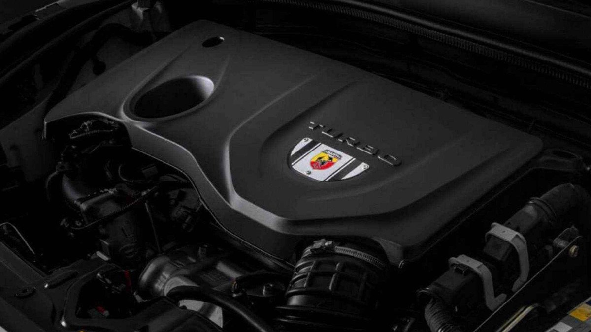 Fiat Fastback Abarth modelo 2023 branco cofre do motor aberto estático no estúdio