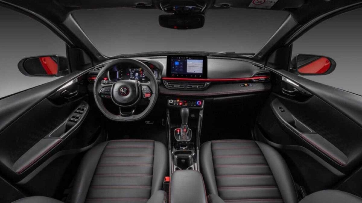 Fiat Fastback Abarth modelo 2023 branco com detalhes vermelhos interior painel multimídia volante e bancos dianteiros estático no estúdio