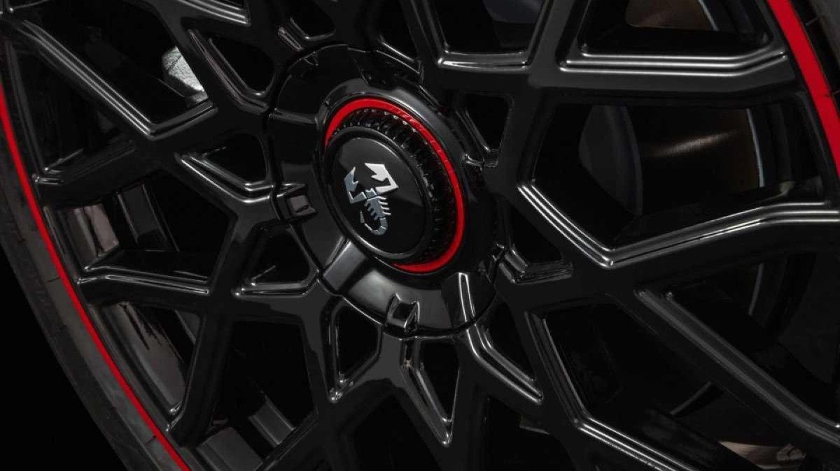 Fiat Fastback Abarth modelo 2023 Roda de liga leve preta de 18 polegadas com detalhes vermelhos e escorpião no centro estático no estúdio