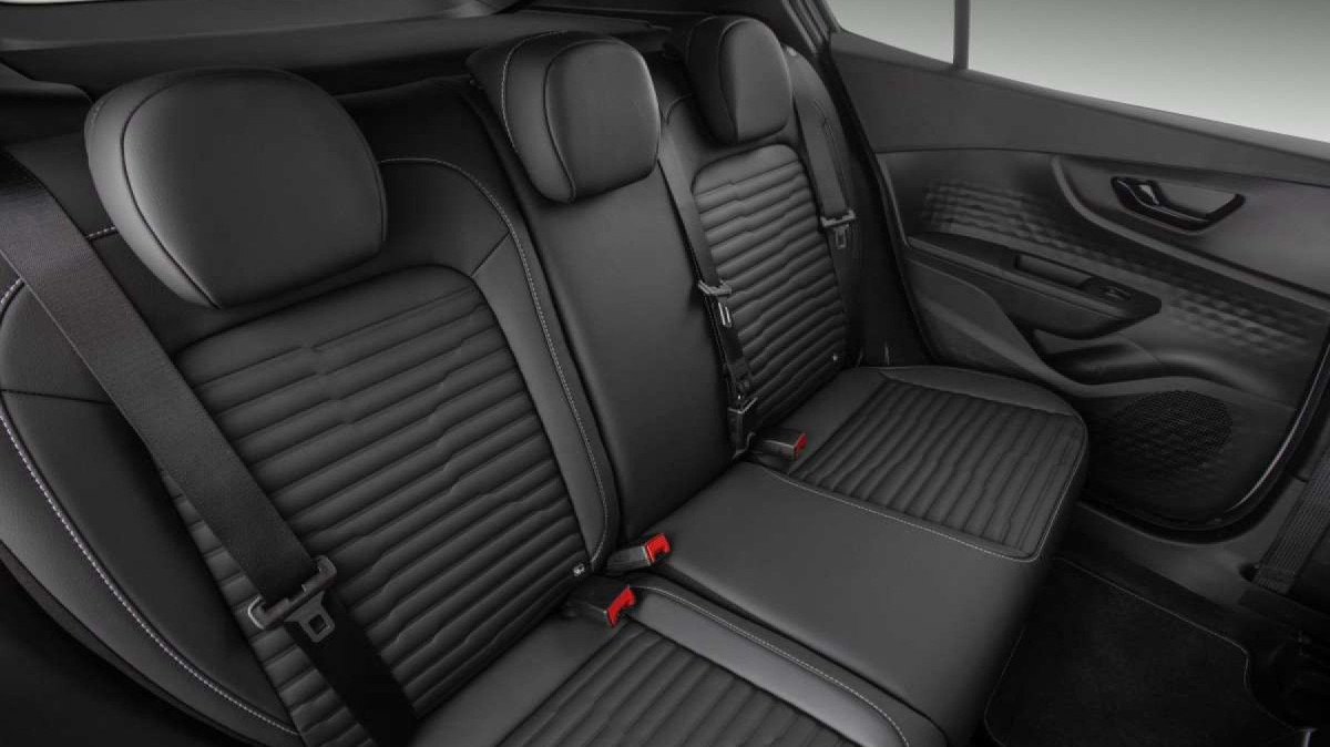 Fiat Fastback modelo 2023 banco traseiro interior cinza escuro estático no estúdio