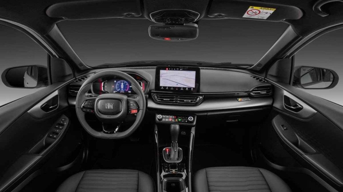 Fiat Fastback modelo 2023 cinza escuro interior painel multimídia volante e bancos dianteiros estático no estúdio