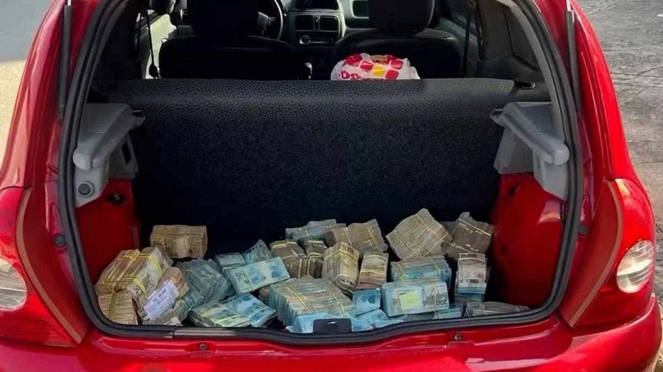 Renault Clio é encontrado com R$ 1 milhão no porta-malas