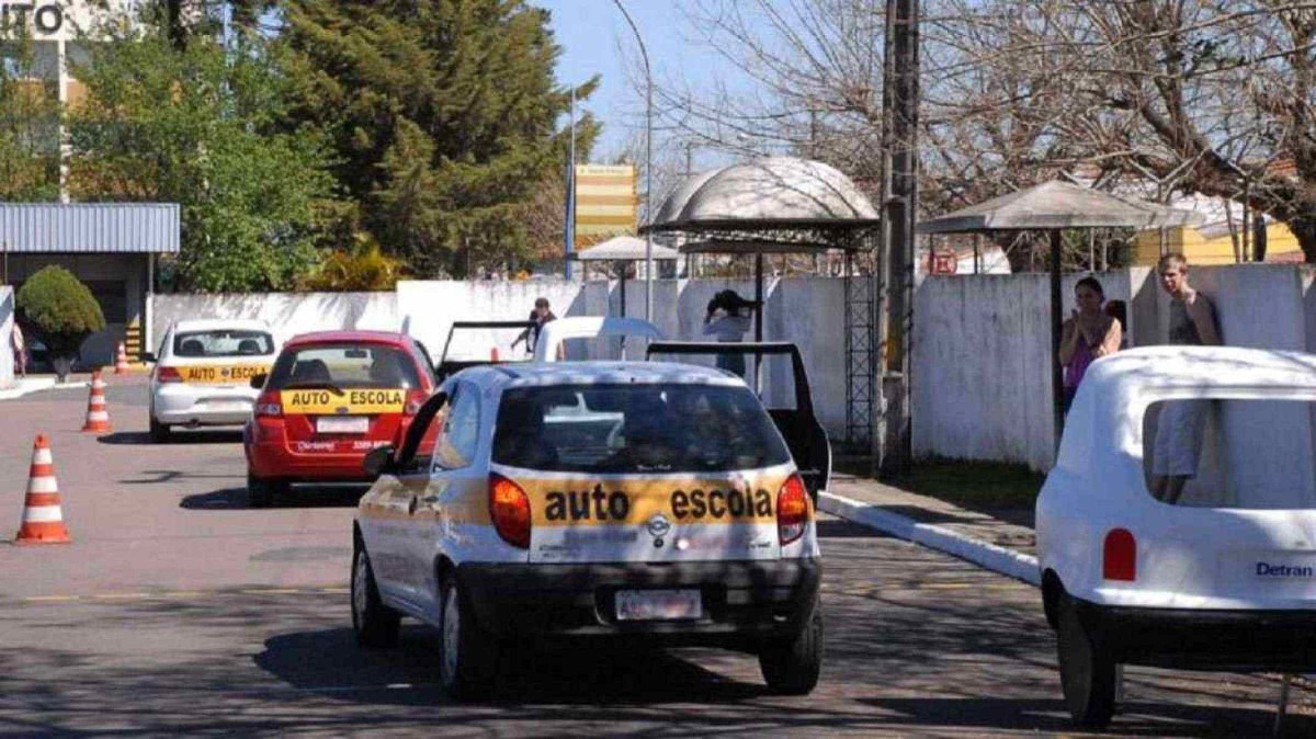 Nova lei estabelece limites de idade para veículos de autoescola, exigindo que sejam mais novos