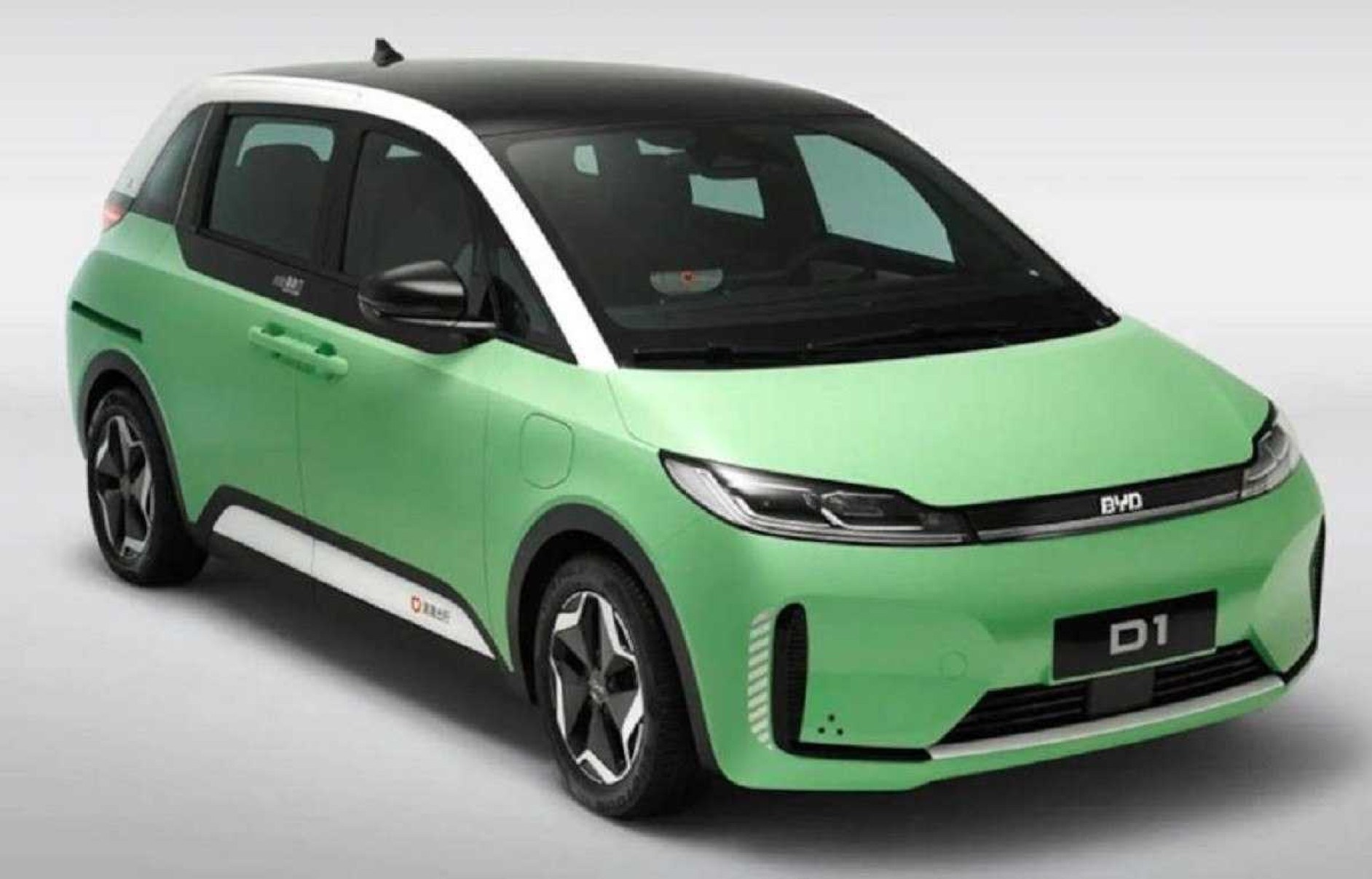 BYD D1 EV verde de frente estático