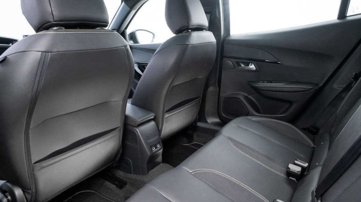 Peugeot 2008 modelo 2025 cinza interior banco traseiro no estúdio