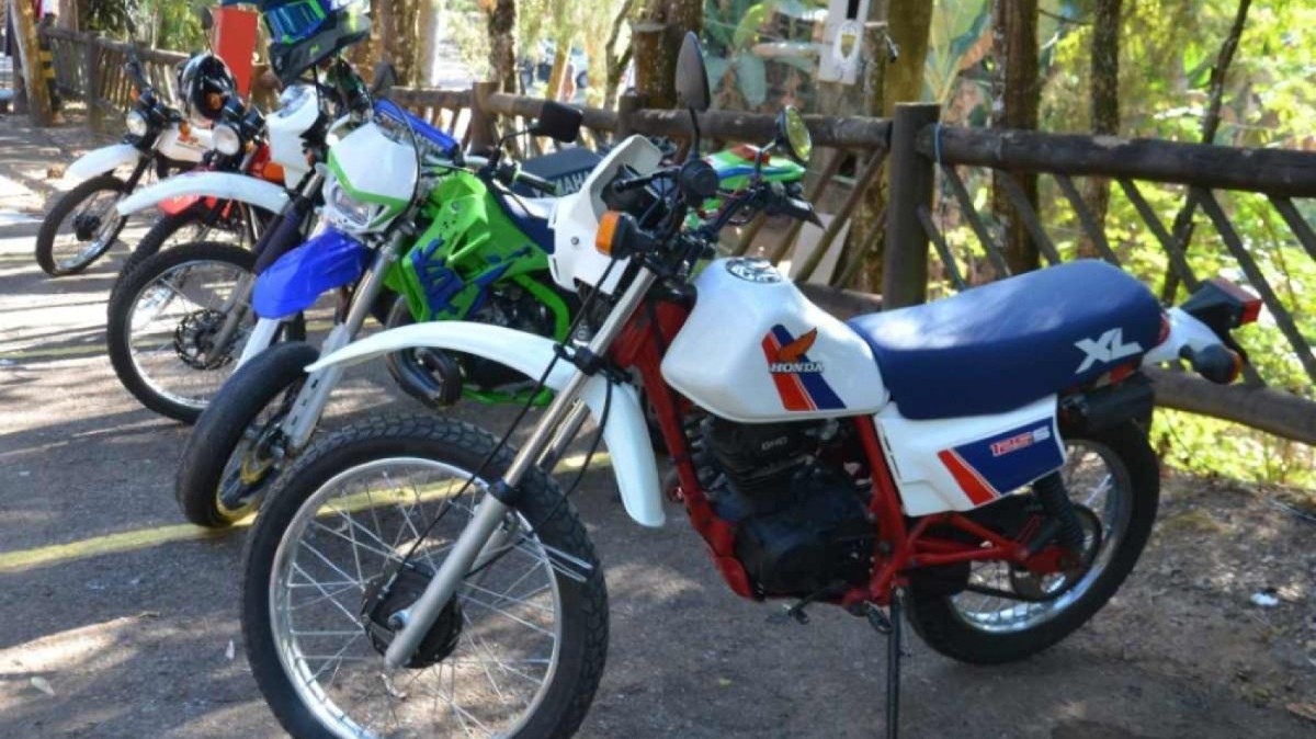 Queens of the Mountains modelos Honda XL 125 e Kawasaki KDX  enfileiradas de frente na terra