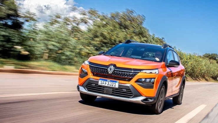 Renault Kardian Premiere Edition laranja de frente em movimento em rodovia asfaltada