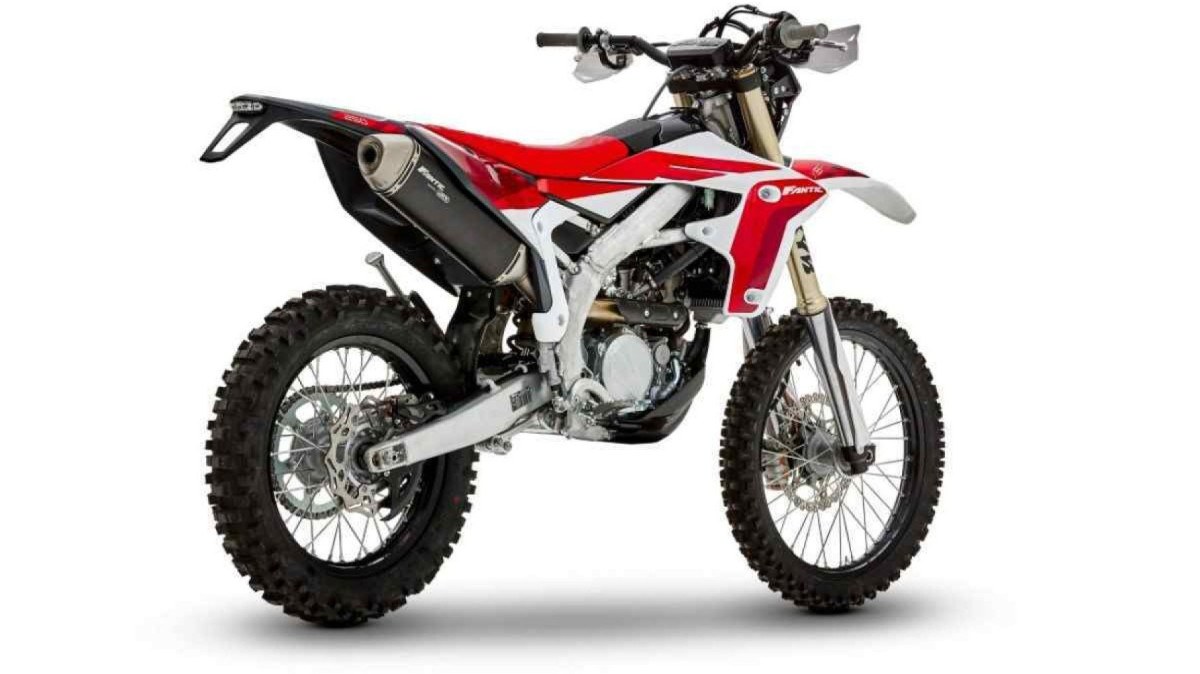 Fantic XEF 250 Trail modelo 2024 vermelho e branco de traseira estática no estúdio