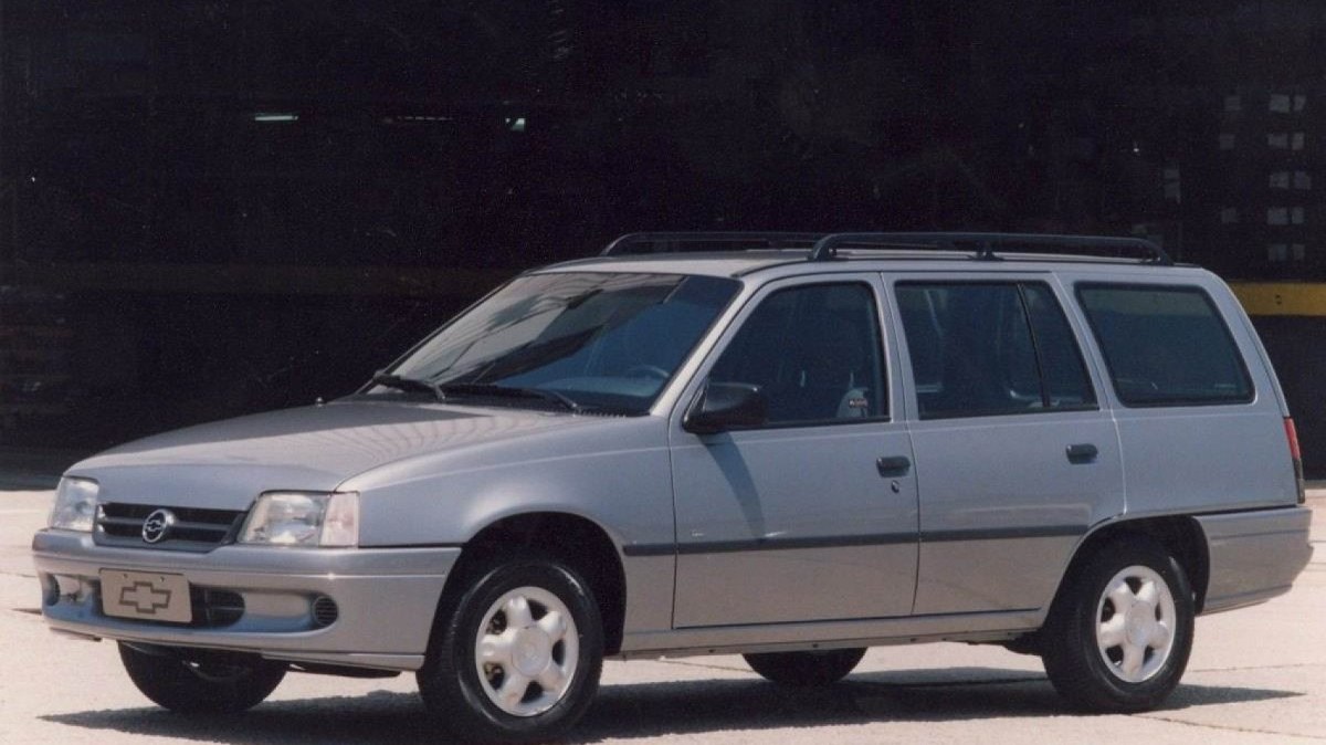 Chevrolet Kadett Ipanema Station Wagon GL 1996 cinza de frente estacionada