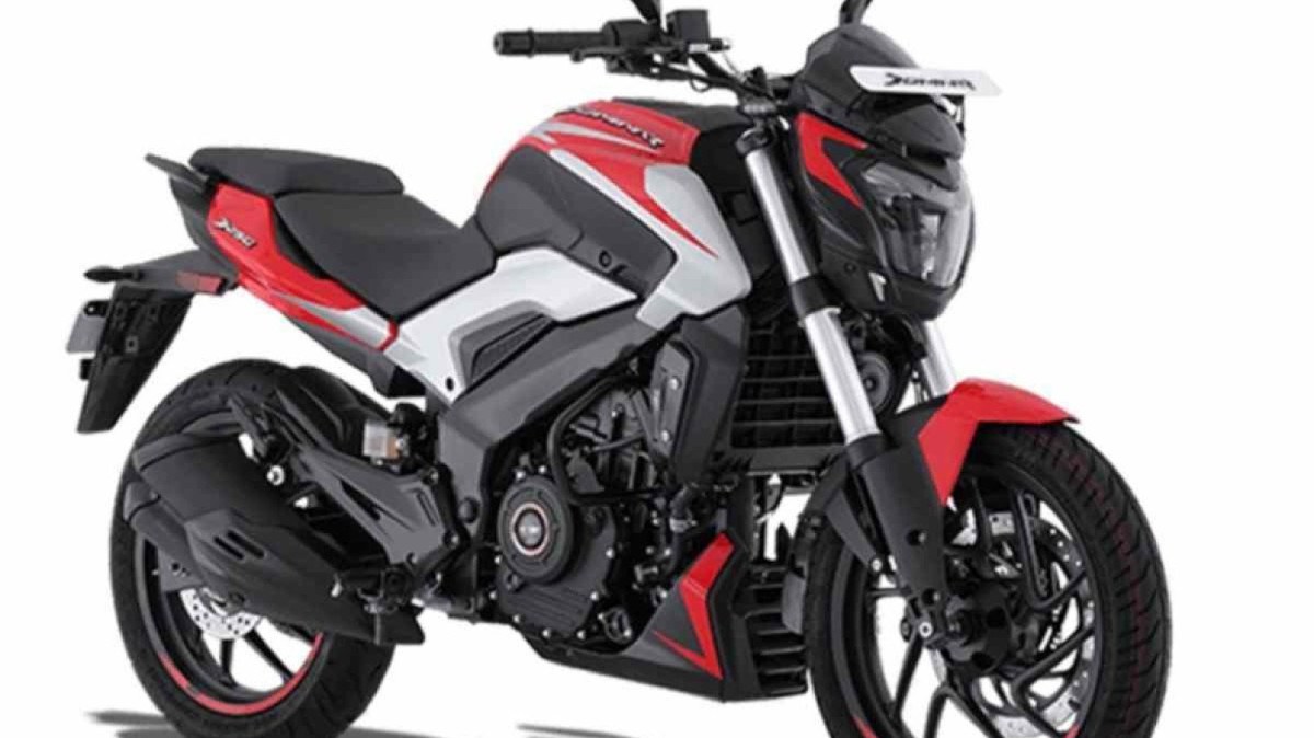 Bajaj Dominar 250 modelo 2025 frente estática vermelha preta e branca em estúdio