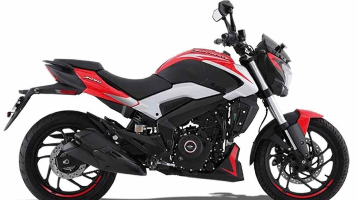 Bajaj Dominar 250 modelo 2025 vermelho preto e branco vista lateral estática em estúdio