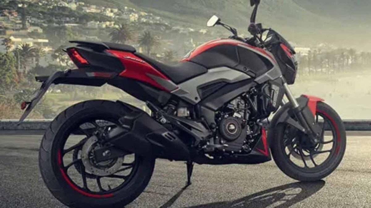 Bajaj Dominar 250 modelo 2025 vermelho preto e branco de traseira estática no asfalto com cidade ao fundo