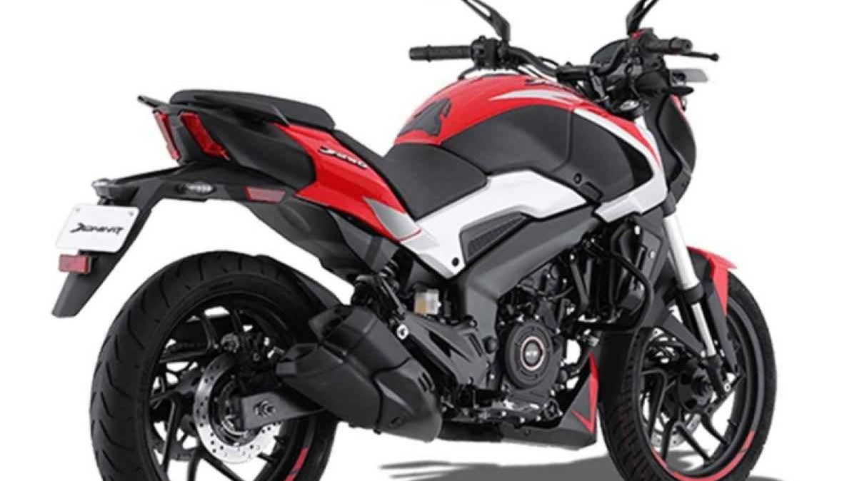 Bajaj Dominar 250 modelo 2025 vermelho preto e branco traseiro estático em estúdio