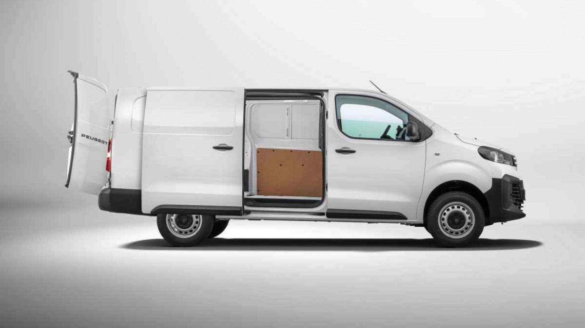 Peugeot Expert Cargo  modelo 2025 branco de lateral com porta corrediça aberta estático no estúdio