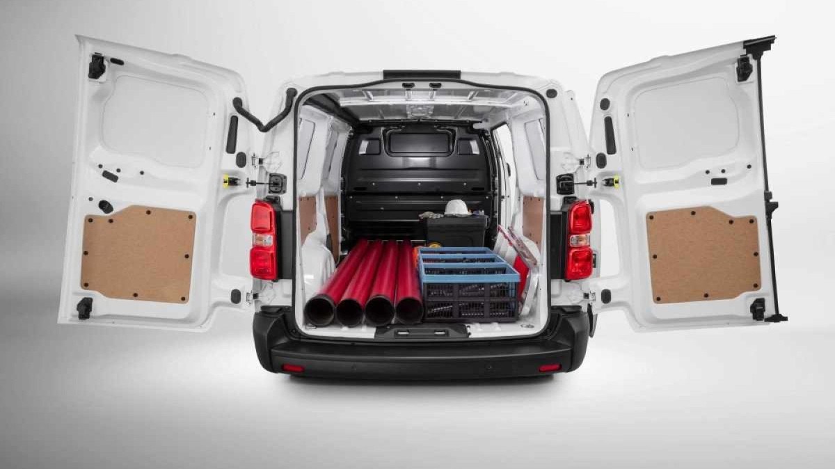 Peugeot Expert Cargo  modelo 2025 branco de traseira com portas abertas e objetos no compartimento de carga estático no estúdio